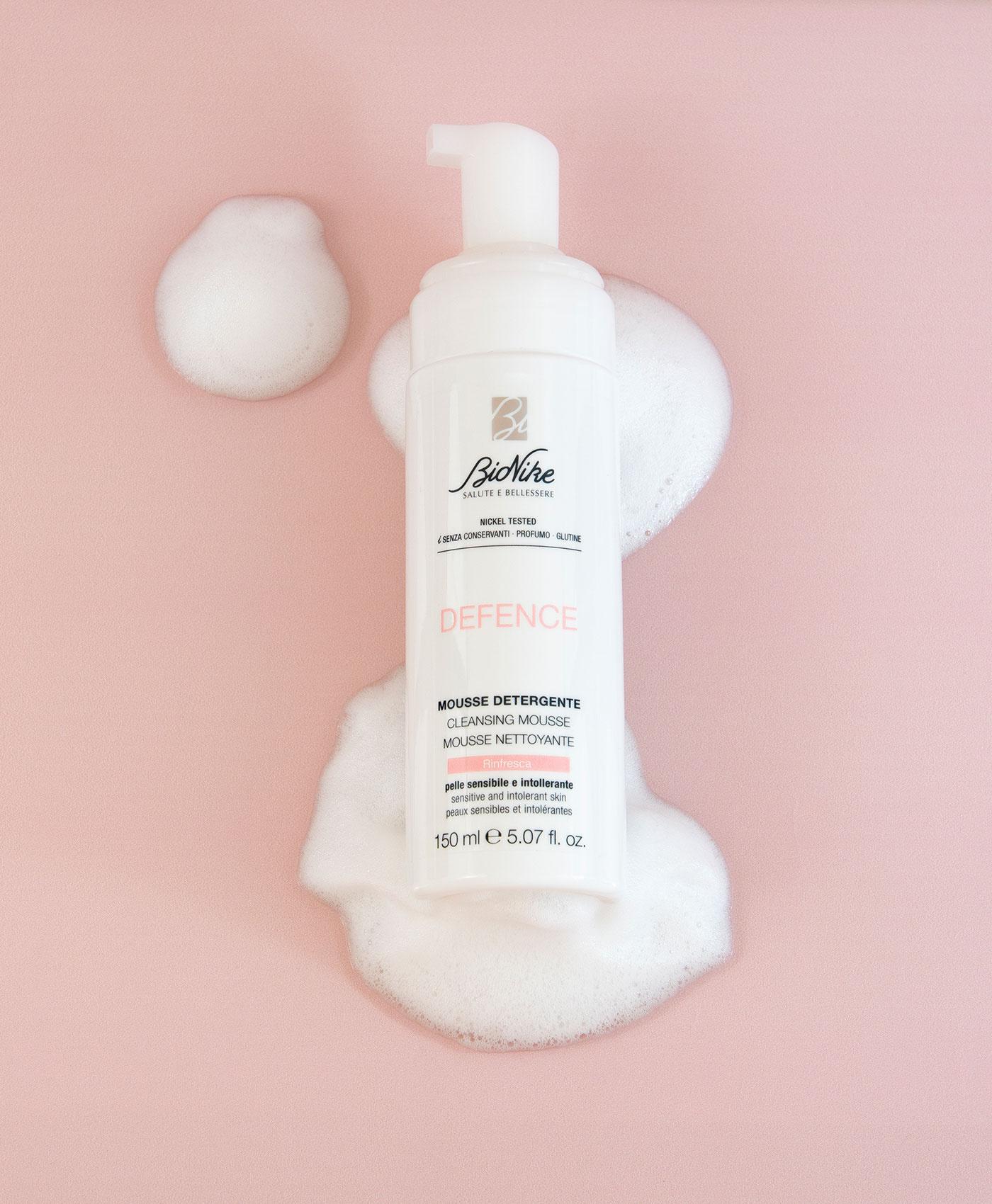 Specifically developed for the delicate skin of the eye contour area, instantly removes all types of make-up, even waterproof, while respecting skin balance and leaving no oily residue. Ophthalmologically tested. thumbnail