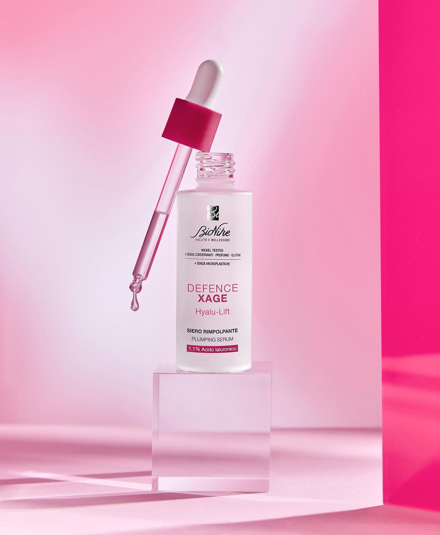 Una routine anti-age pensata per la sensibile e intollerante:

SIERO RIMPOLPANTE HYALU-LIFT

Formula concentrata di Acido Ialuronico 1.1% a triplo range molecolare, spiccatamente idratante e rimpolpante, ed esapeptide multifunzionale dalle proprietà liftanti e anti-rughe. Conferisce tono, volume e compattezza al viso, attenuando rughe, linee sottili e&nbsp;segni d’espressione. La pelle risulta istantaneamente idratata, dall’aspetto più tonico e rimpolpato. Texture in gel fresca, a rapido assorbimento.

SIERO CONTORNO OCCHI

Nuovo trattamento formulato per offrire un effetto tensore e un’azione globale su tutti i segni dell’età del contorno occhi. Con complesso REJUVENATE SGFTM e una speciale sinergia di attivi, aiuta ad attenuare le rughe e ridurre borse e occhiaie. Giorno dopo giorno, lo sguardo appare disteso, levigato e luminoso. Texture avvolgente dal tocco setoso, a rapido assorbimento. Lo speciale applicatore in ceramica dona una piacevole sensazione di freschezza e turgore. Oftalmologicamente testato.

CREMA LIFTING RIMODELLANTE ULTIMATE

Nuova formula con REJUVENATE SGF™ potenziato con biopeptidi da Mirtillo Rosso, complesso che aumenta la naturale disponibilità di Collagene, Elastina e Acido Ialuronico per un trattamento cosmetico anti-age ad azione multi-correttiva sui segni di invecchiamento più accentuati. Con speciale attivo ad azione anti-gravità, contribuisce a rinforzare la struttura di sostegno della pelle e contrastare il rilassamento cutaneo, ridefinendo i contorni del viso. Rimpolpata, levigata e compatta, giorno dopo giorno la pelle riscopre una nuova giovinezza. Texture leggera e setosa, a rapido assorbimento.
 thumbnail